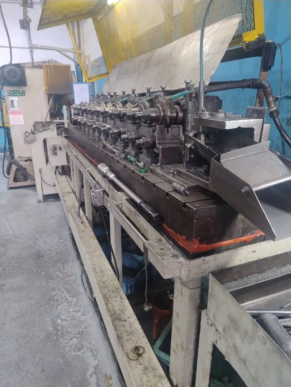 Centro de usinagem CNC com proteções e intertravamentos